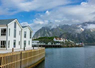 Lofoten Adaları, Norveç 'teki Lofoten Takımadaları. Güzel kutup dairesi manzarası. Lofoten Norveç 'te bir takımada. Dramatik manzarası ile tanınır, Svolvrgeita zirveleri gökyüzüne doğru yükselir..