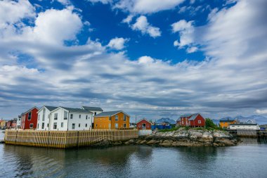 Lofoten Adaları, Norveç 'teki Lofoten Takımadaları. Güzel kutup dairesi manzarası. Lofoten Norveç 'te bir takımada. Dramatik manzarası ile tanınır, Svolvrgeita zirveleri gökyüzüne doğru yükselir..