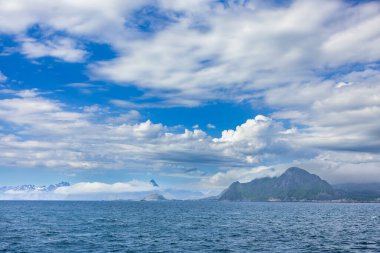 Lofoten Adaları, Norveç 'teki Lofoten Takımadaları. Güzel kutup dairesi manzarası. Lofoten Norveç 'te bir takımada. Dramatik manzarası ile tanınır, Svolvrgeita zirveleri gökyüzüne doğru yükselir..