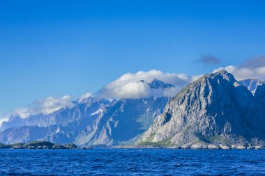 Lofoten Adaları, Norveç 'teki Lofoten Takımadaları. Güzel kutup dairesi manzarası. Lofoten Norveç 'te bir takımada. Dramatik manzarası ile tanınır, Svolvrgeita zirveleri gökyüzüne doğru yükselir..