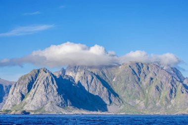 Lofoten Adaları, Norveç 'teki Lofoten Takımadaları. Güzel kutup dairesi manzarası. Lofoten Norveç 'te bir takımada. Dramatik manzarası ile tanınır, Svolvrgeita zirveleri gökyüzüne doğru yükselir..