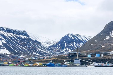 Longyearbyen, Svalbard, Norveç. Güzel manzara kutup dairesi. Svalbard Norveç ile Kuzey Kutbu arasında bulunan bir Norveç takımadasıdır. En kuzeydeki yaşam alanlarından biri.