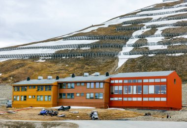 Longyearbyen, Svalbard, Norveç. Güzel manzara kutup dairesi. Svalbard Norveç ile Kuzey Kutbu arasında bulunan bir Norveç takımadasıdır. En kuzeydeki yaşam alanlarından biri.