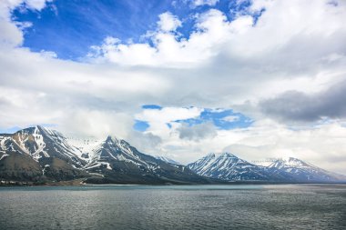 Svalbard, Norveç. Güzel manzara, Kuzey Kutup Dairesi Norveç. Svalbard Norveç ile Kuzey Kutbu arasında bulunan bir Norveç takımadasıdır. En kuzeydeki yaşam alanlarından biri.
