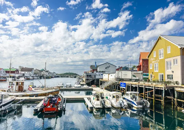 Lofoten Adaları, Norveç 'teki Lofoten Takımadaları. Güzel kutup dairesi manzarası. Lofoten Norveç 'te bir takımada. Dramatik manzarası ile tanınır, Svolvrgeita zirveleri gökyüzüne doğru yükselir..