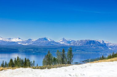 Norveç 'teki Narvik Kasabası Kuzey Kutbu' ndaki güzel manzara dairesi. Kasaba Ofoten bölgesinde Ofotfjorden boyunca yer almaktadır. Kasaba Rombaken fiyortu ile Beisfjorden arasında yer alan bir yarımada üzerindedir..