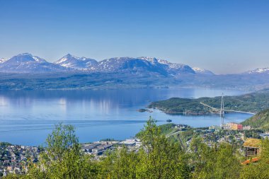 Norveç 'teki Narvik Kasabası Kuzey Kutbu' ndaki güzel manzara dairesi. Kasaba Ofoten bölgesinde Ofotfjorden boyunca yer almaktadır. Kasaba Rombaken fiyortu ile Beisfjorden arasında yer alan bir yarımada üzerindedir..