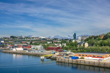 Norveç 'teki Narvik Kasabası Kuzey Kutbu' ndaki güzel manzara dairesi. Kasaba Ofoten bölgesinde Ofotfjorden boyunca yer almaktadır. Kasaba Rombaken fiyortu ile Beisfjorden arasında yer alan bir yarımada üzerindedir..