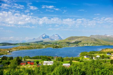 Norveç 'in Moskenesya kentindeki Reine Belediyesi Kuzey Kutup Dairesi. Reine, Norveç 'in Nordland ilindeki Moskenes Belediyesi' nin yönetim merkezidir. Balıkçı köyü, Lofoten takımadasındaki Moskenesya adasında yer almaktadır.