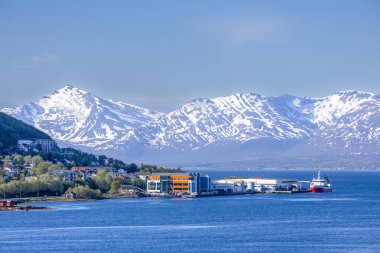 Troms, Norveç. Kuzey Kutup Dairesi Norveç, Troms Belediyesi Norveç. Kuzey Norveç 'te bir şehir olan Troms, Kuzey Kutup Dairesi' nin üzerinde büyük bir kültür merkezidir. Renkli Kuzey Işıkları 'nın izleme noktası olarak bilinir.