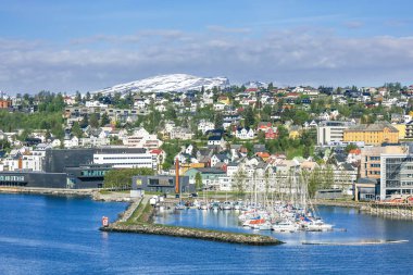 Troms, Norveç. Kuzey Kutup Dairesi Norveç, Troms Belediyesi Norveç. Kuzey Norveç 'te bir şehir olan Troms, Kuzey Kutup Dairesi' nin üzerinde büyük bir kültür merkezidir. Renkli Kuzey Işıkları 'nın izleme noktası olarak bilinir.