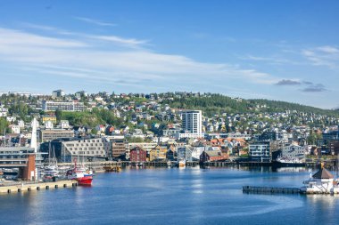 Troms, Norveç. Kuzey Kutup Dairesi Norveç, Troms Belediyesi Norveç. Kuzey Norveç 'te bir şehir olan Troms, Kuzey Kutup Dairesi' nin üzerinde büyük bir kültür merkezidir. Renkli Kuzey Işıkları 'nın izleme noktası olarak bilinir.