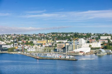 Troms, Norveç. Kuzey Kutup Dairesi Norveç, Troms Belediyesi Norveç. Kuzey Norveç 'te bir şehir olan Troms, Kuzey Kutup Dairesi' nin üzerinde büyük bir kültür merkezidir. Renkli Kuzey Işıkları 'nın izleme noktası olarak bilinir.