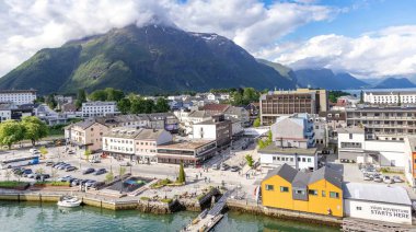 Andalsnes, Norveç. Norveç 'in kutup dairesindeki dağların, renkli şehirlerin ve yolcu gemilerinin güzel manzaraları.