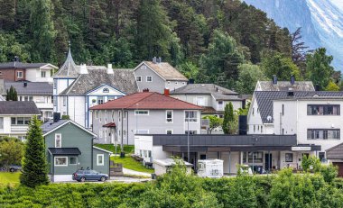 Andalsnes, Norveç. Norveç 'in kutup dairesindeki dağların, renkli şehirlerin ve yolcu gemilerinin güzel manzaraları.