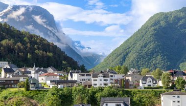 Andalsnes, Norveç. Norveç 'in kutup dairesindeki dağların, renkli şehirlerin ve yolcu gemilerinin güzel manzaraları.