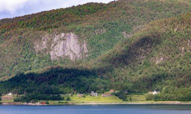 Andalsnes, Norveç. Norveç 'in kutup dairesindeki dağların, renkli şehirlerin ve yolcu gemilerinin güzel manzaraları.