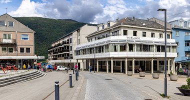 Andalsnes, Norveç. Norveç 'in kutup dairesindeki dağların, renkli şehirlerin ve yolcu gemilerinin güzel manzaraları.