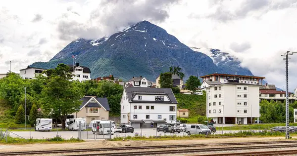 Andalsnes, Norveç. Norveç 'in kutup dairesindeki dağların, renkli şehirlerin ve yolcu gemilerinin güzel manzaraları.