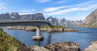 Hamny Village, Lofoten Adaları, Hamnya, Moskenesya, Norveç. Renkli evleri olan dağların güzel manzarası İskandinavya 'ya özgü ve Kuzey Kutup Dairesi' ndeki botlar.