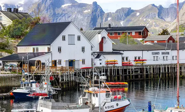 Hamny Village, Lofoten Adaları, Hamnya, Moskenesya, Norveç. Renkli evleri olan dağların güzel manzarası İskandinavya 'ya özgü ve Kuzey Kutup Dairesi' ndeki botlar.