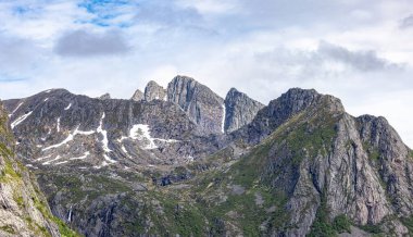 Hamny Village, Lofoten Adaları, Hamnya, Moskenesya, Norveç. Renkli evleri olan dağların güzel manzarası İskandinavya 'ya özgü ve Kuzey Kutup Dairesi' ndeki botlar.