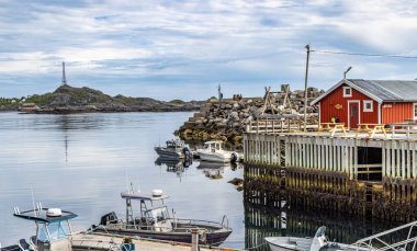 Srvgen Köyü, Lofoten Adaları, Moskenesya, Norveç. İskandinavya 'nın tipik kırmızı evleri olan dağların güzel manzarası
