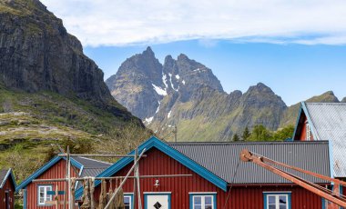 Srvgen Köyü, Lofoten Adaları, Moskenesya, Norveç. İskandinavya 'nın tipik kırmızı evleri olan dağların güzel manzarası