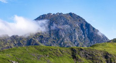 Haukland Sahili, Lofoten Adaları. Norveç 'in Kuzey Kutup Dairesi' ndeki sahil ve dağların güzel manzarası