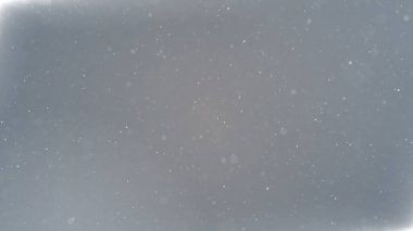 Beyaz parçacıklar kar fırtınası işini batırıyor. Parlak pırıltılı konser tıbbi arka planı açıyor.