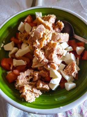 Domatesli ton balığı ve mozzarella salatası.