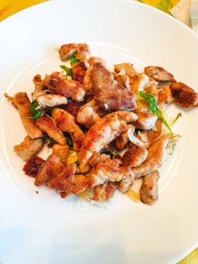 Beyaz bir tabakta roka ile straccetti.