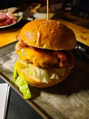 Tabakta yağlı çizburger