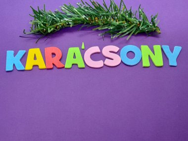 Mor arkaplana sahip Karcsony (Noel) altyazı veya metin.