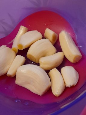 Küçük bir kasede soyulmuş sarımsak..