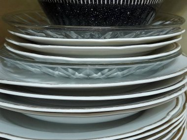 Dolapta tabaklar üst üste.