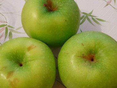 Arkaplan için 3 yeşil elma