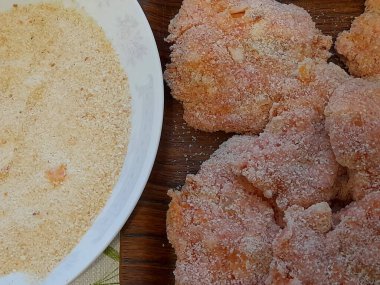 Çiğ el yapımı rulo köfte. Yakın plan..