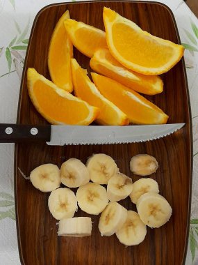 Muz ve portakal dilimleri.
