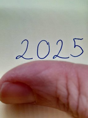 2025 altyazı veya elle yazılmış metin.