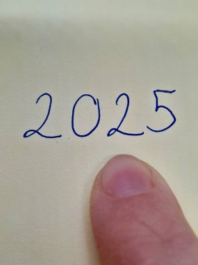 2025 altyazı veya elle yazılmış metin.