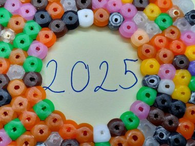 2025 altyazı ya da metin renkli arkaplan.