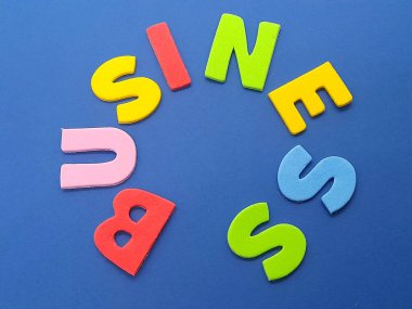 Mavi arkaplanı olan iş altyazı ya da metin.