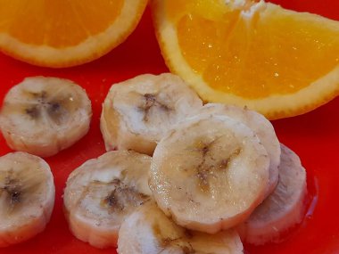 Portakal ve muz dilimleri.