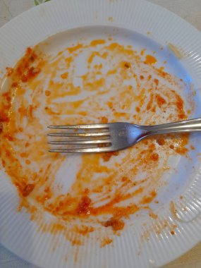 Çatalla kirli tabağı boşalt.