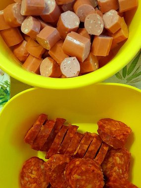 Doğranmış sosis ve sosis yakın plan..