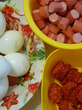 Haşlanmış yumurta, doğranmış sosis ve sosis..
