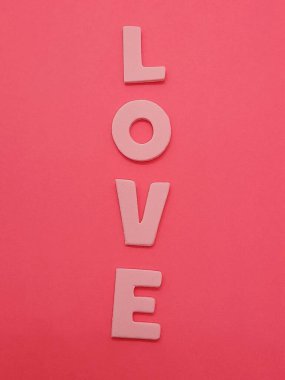 Pembe arkaplanı olan aşk altyazısı ya da metin.