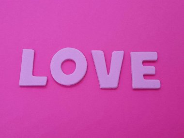 Pembe arkaplanı olan aşk altyazısı ya da metin.