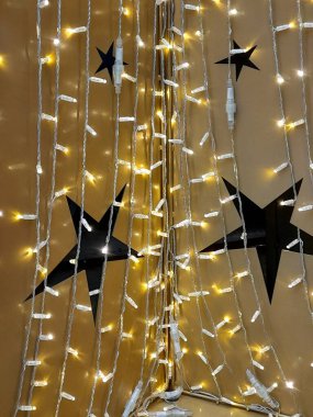 Yılbaşı ışıklarıyla yıldız şekli.